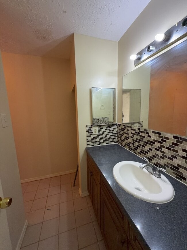 Building Photo - 1527 Lazy Spring Dr