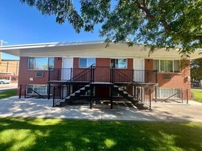 Building Photo - Remodeled unit in Millcreek