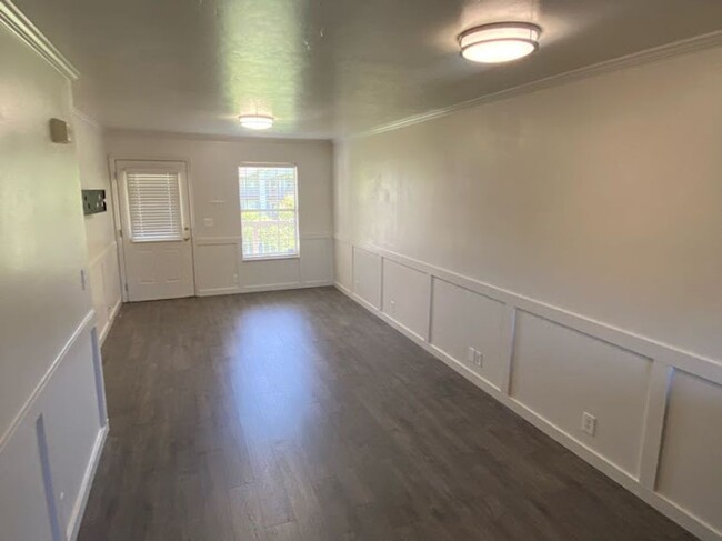 Building Photo - Deposit Moves You In! 2 Bed 1 Bath Condo f...