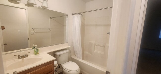 Building Photo - Wonderful 3 Bedroom 2 Bathroom Home in Elk...