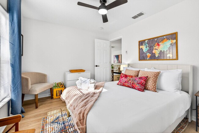 Building Photo - 310 W Warren Ave