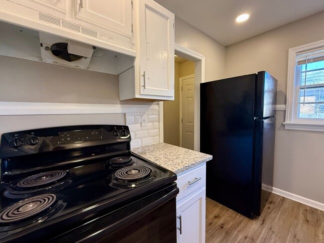 Building Photo - Freshly Renovated 2 Bedroom