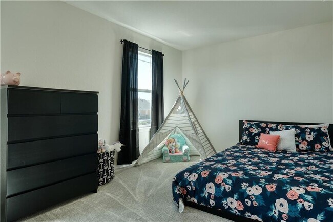 Building Photo - 521 Bradford Ln