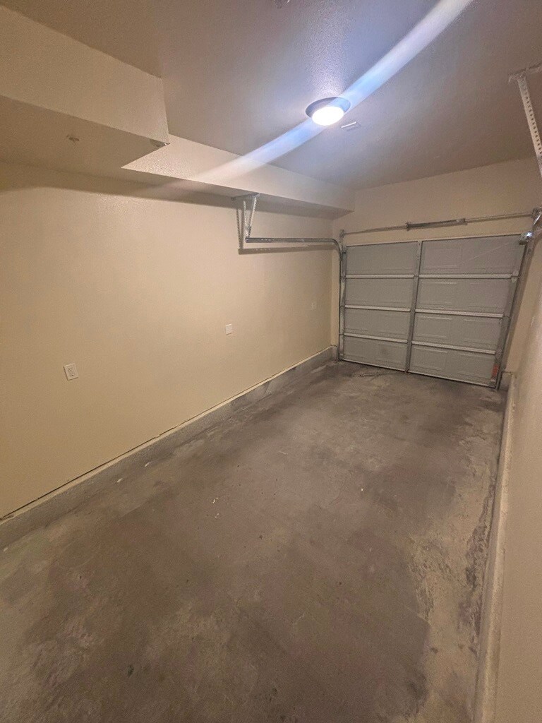 Building Photo - 630 1/2 W 79th St