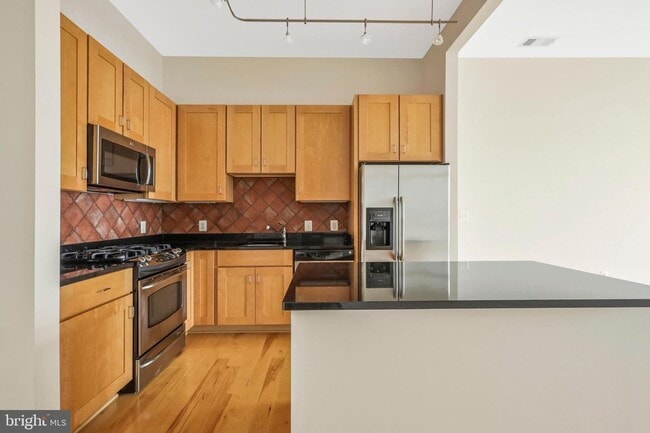 Building Photo - Welcome home to one of Arlington's most sought after neighborhoods.