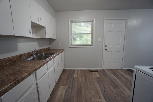 Building Photo - 112 13th Ave N