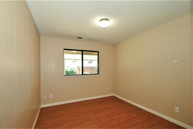 Building Photo - Lovely 4 Bedroom home in Clovis Unified