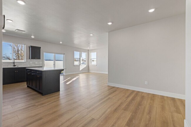 Building Photo - LEASE TAKE OVER PLEASE CALL TENANTS BRITTNEY 480-868-7733 OR Gunner Norton 480-450-0666 -FOR THIS...