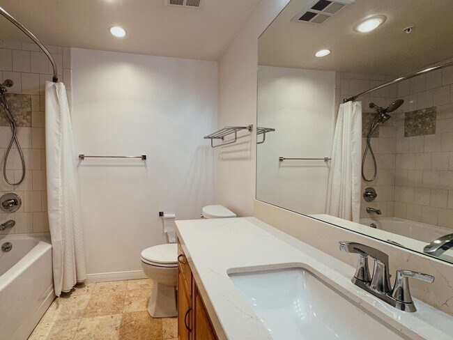 Building Photo - Modern 2 Bed, 2 Bath Condo in the Heart of the Marina District