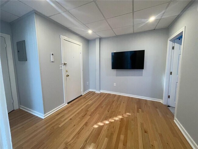 Building Photo - 40-40 Freebody St