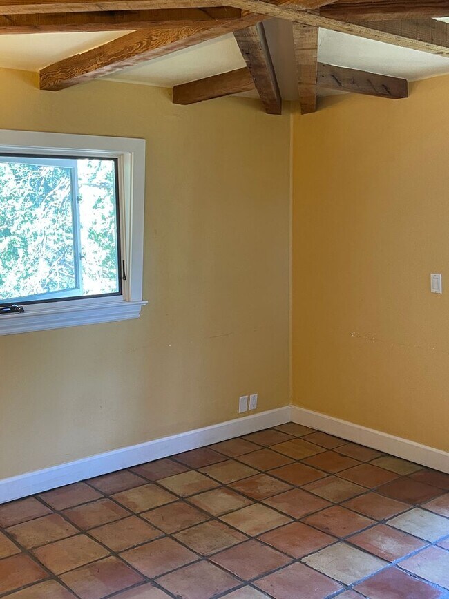 Building Photo - Spacious hilltop home, cul de sac location, fabulous views, Excellent Palo Alto Schools!