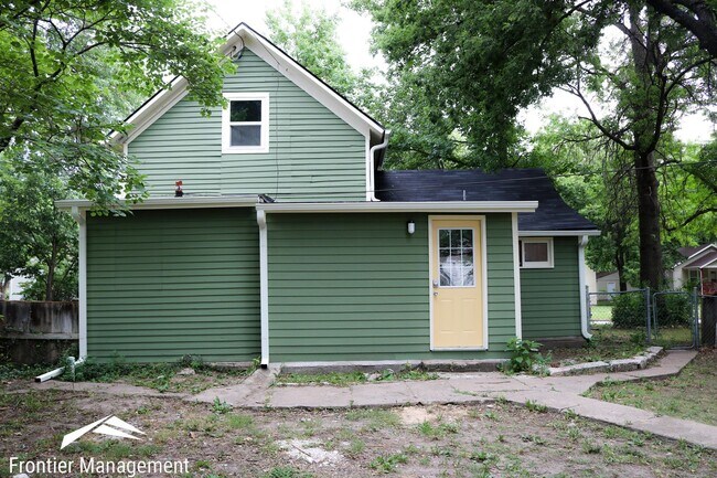 Building Photo - Recently Remodeled 3 Bedroom Farm Style Home!