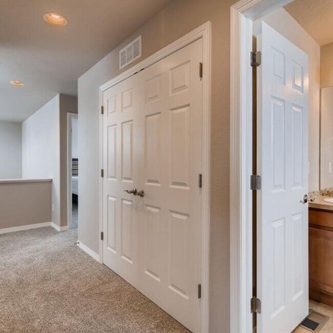 Building Photo - Wonderful Newer Home