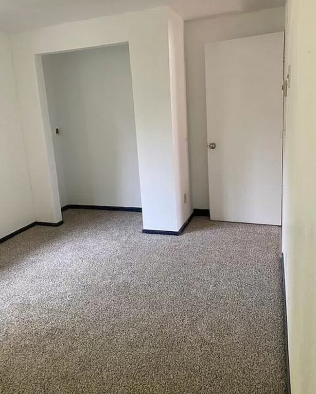 Building Photo - Updated 4 Bedroom 2 Bath PET FRIENDLY