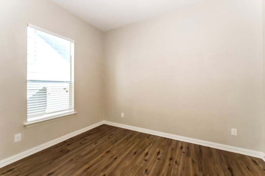 Building Photo - 1042 Devonshire Dr