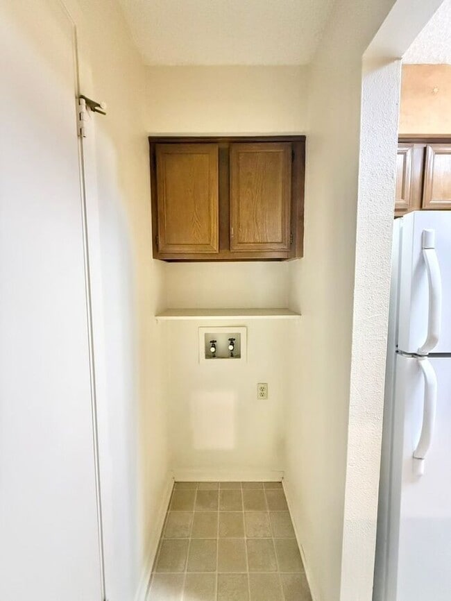 Building Photo - 1 Bed 1 Bath, Upstairs Apartment Unit at Heritage West!