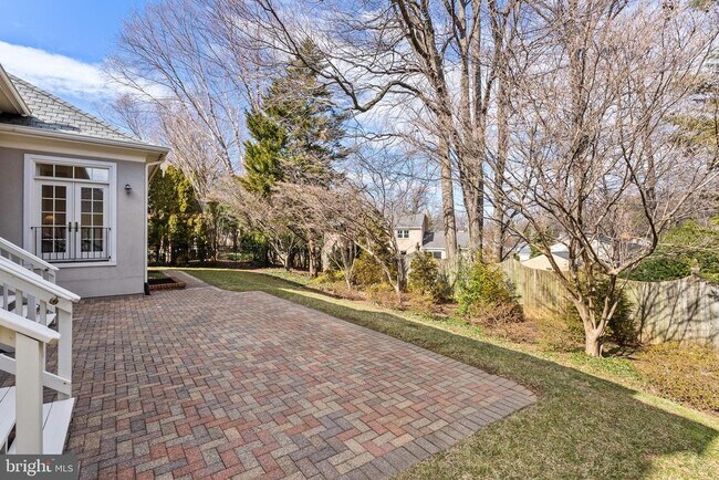 Building Photo - 7440 Old Maple Square