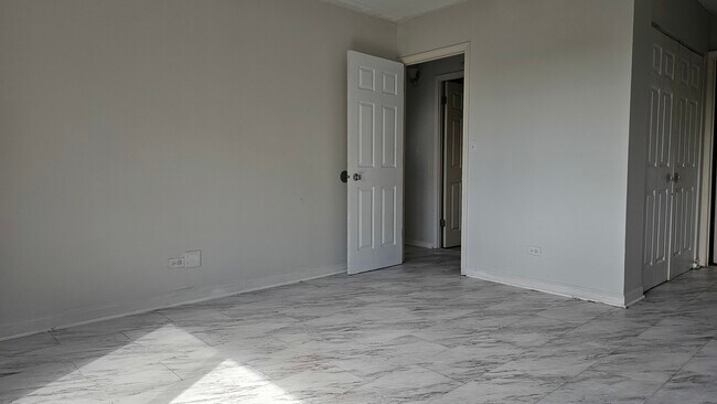 Building Photo - 5011 Valley Ln