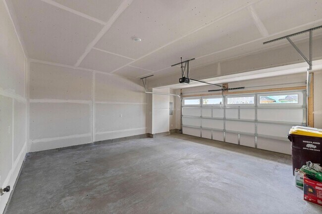 Building Photo - 985 Annagaire Curv