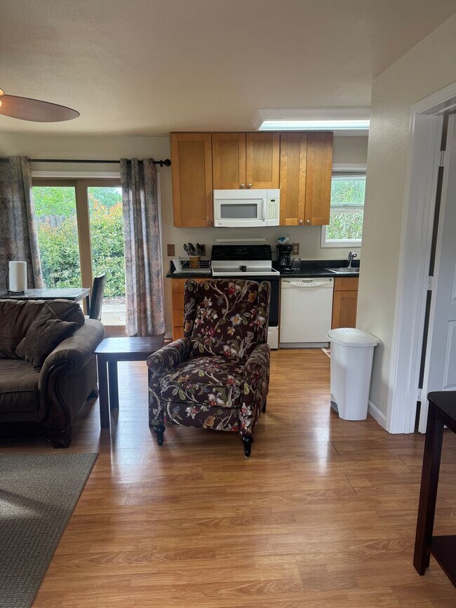 Building Photo - Furnished 1 bedroom in South Redding