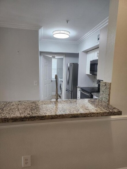Building Photo - 2494 Centergate Dr