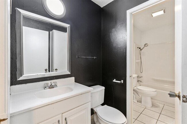 Building Photo - 9407 N Creek Dr