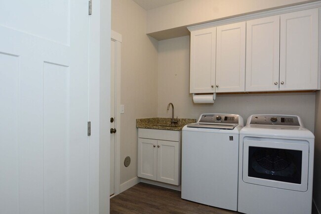 Building Photo - Beautiful 3 BD / 2.25 BA townhome in Rosemount!