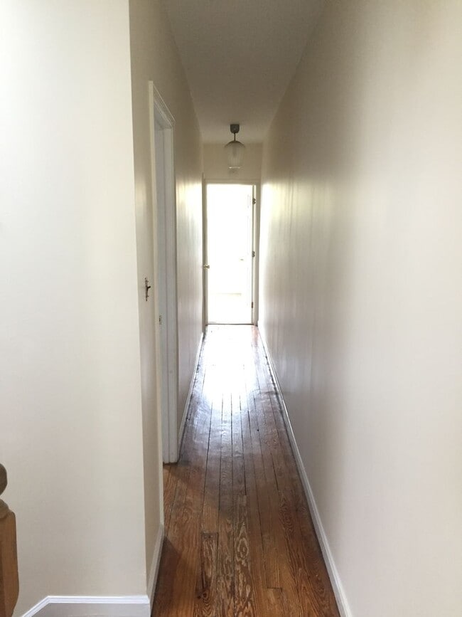 Building Photo - 3 bedroom row house located in desirable H...