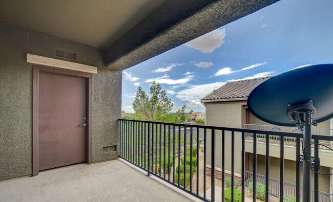 Building Photo - GORGEOUS 3 BEDROOM / 2 FULL BATH CONDO UNI...