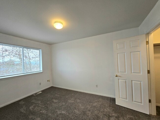 Building Photo - 3 Bedroom 2.5 Bath in Marysville