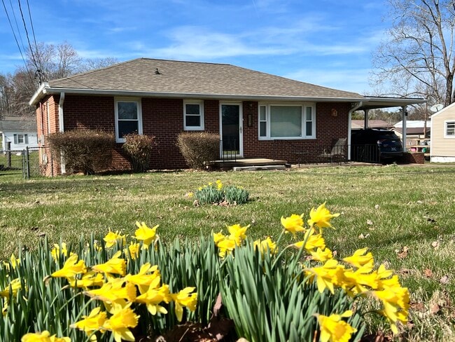 Building Photo - 617 Centeroak Dr