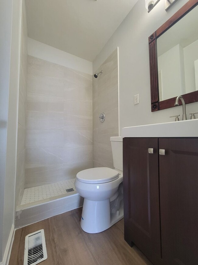 Building Photo - 4 bedroom 2.5 bathroom townhouse