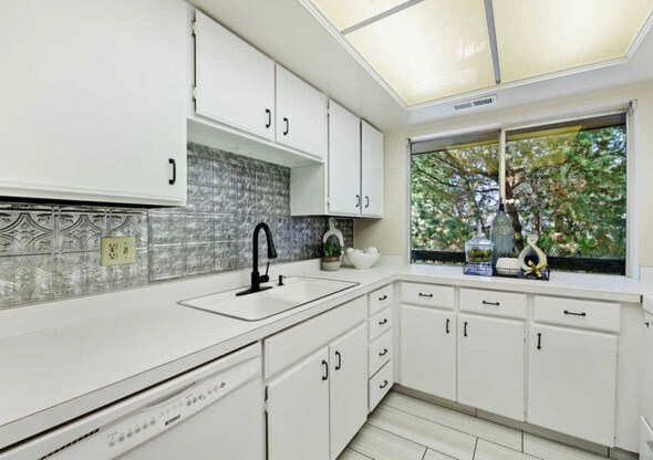 Kitchen - 4999 S Eastridge Ln