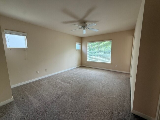 Building Photo - 3bd/2.5ba Sammamish Townhome