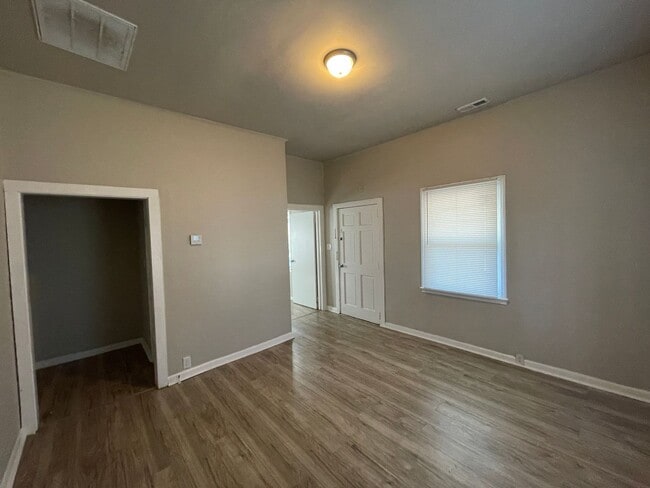Building Photo - 705 Live Oak St