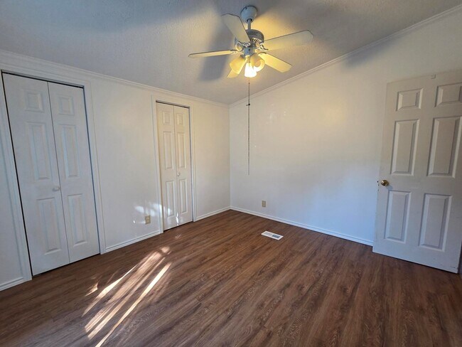 Building Photo - 1723 Scott Rd