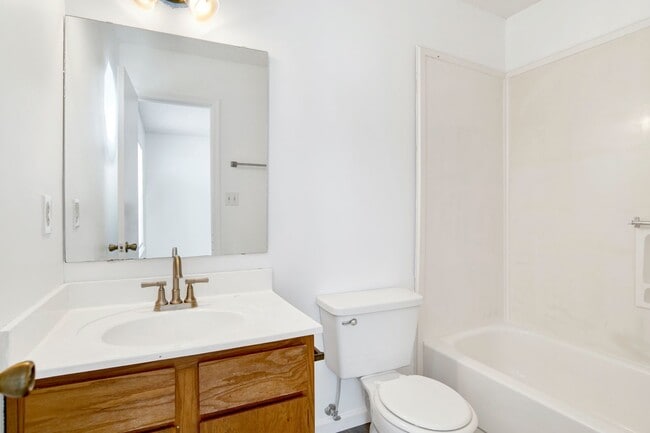 Building Photo - Spacious 2 Bed/2.5 Bath Townhome with 1 Ca...