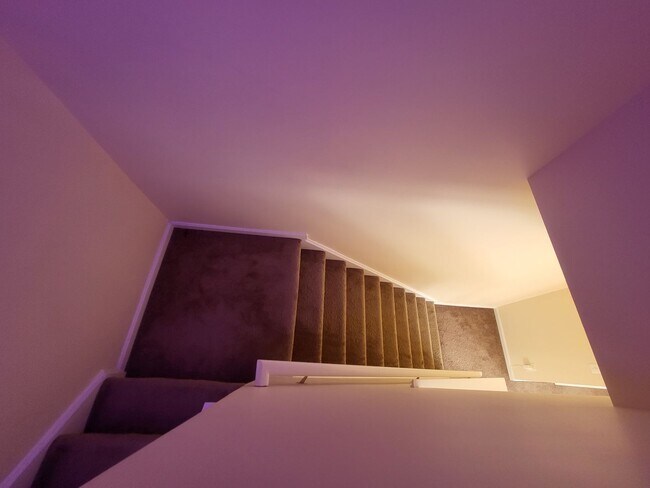 Building Photo - Beautiful modern 3bed/2.5ba townhouse!