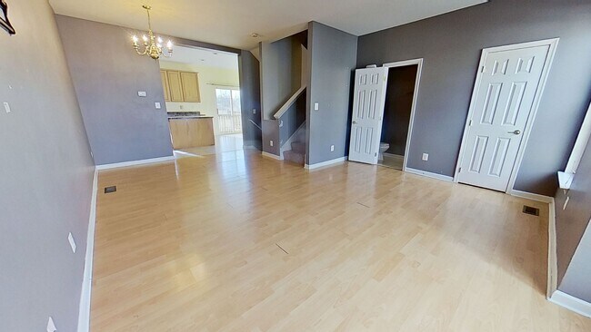 Building Photo - Spacious Townhouse