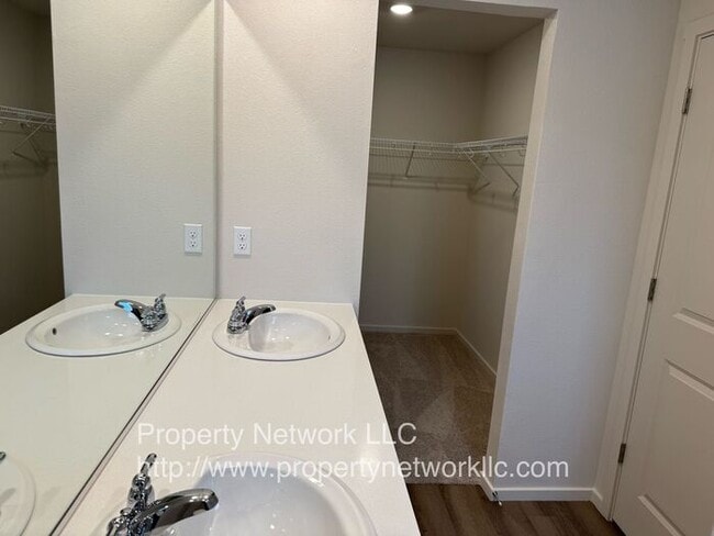 Building Photo - Great 3 Bedroom Gresham Townhouse