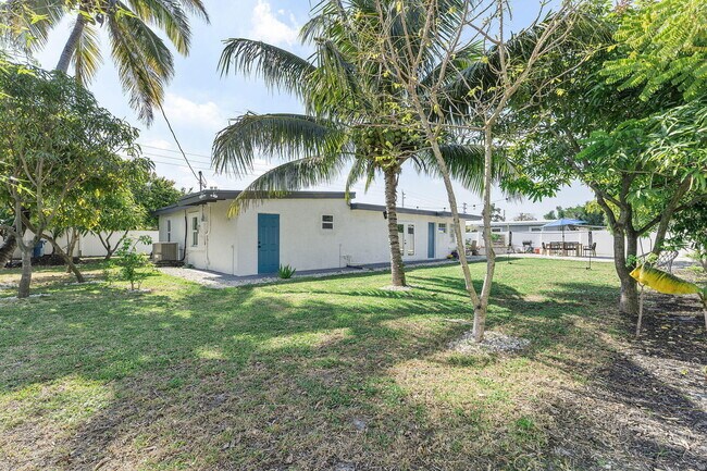 Building Photo - 2629 SW 6th Ct