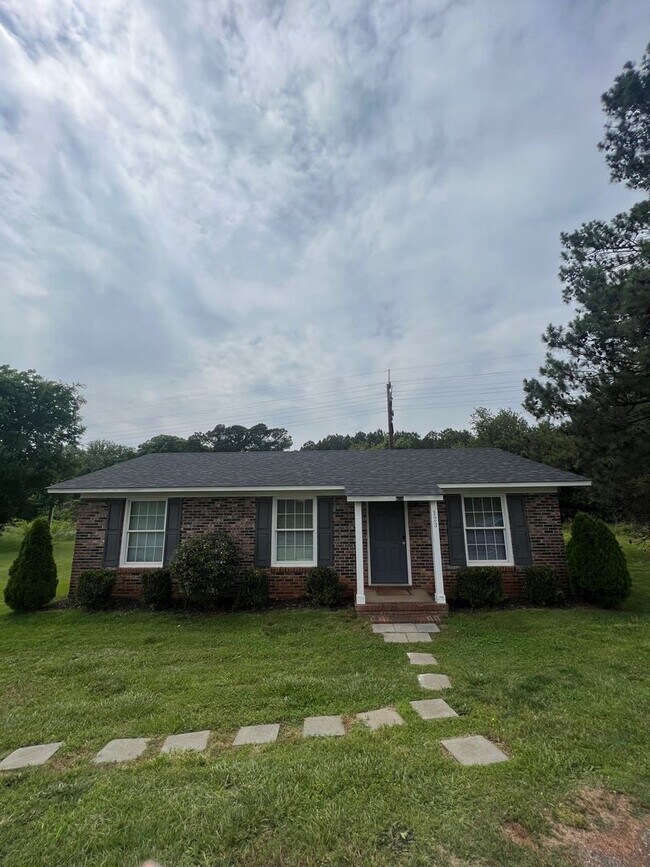 Building Photo - 3 bedroom/1 bathroom home in Central, SC