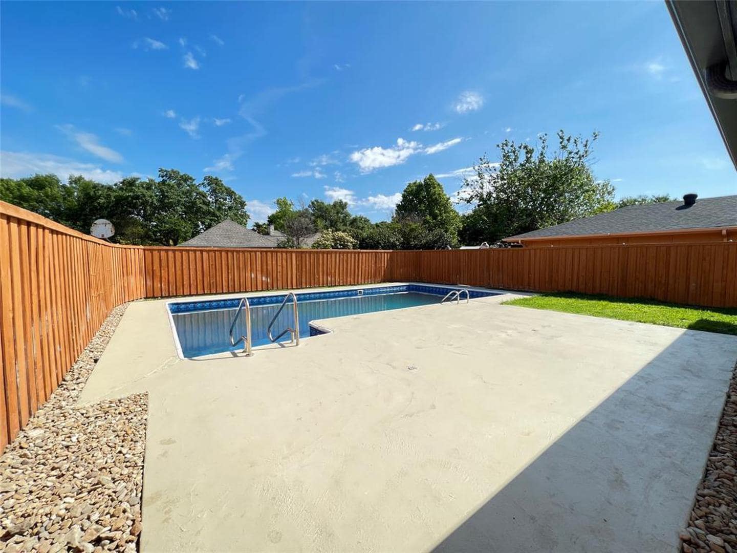 Building Photo - Gorgeous Prestonwood home with in-ground pool & large yard