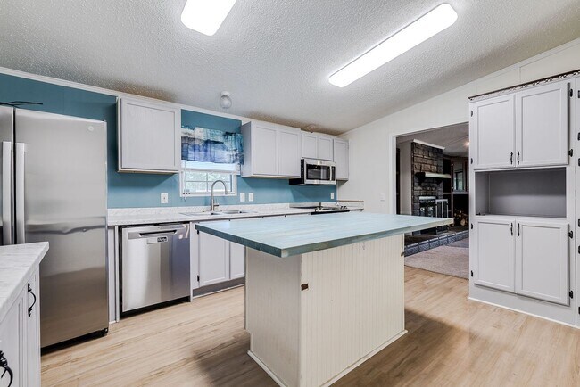 Building Photo - Spacious 3 Bed 2 Bath Home on Large Lot - NO HOA!