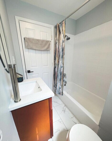 Upstairs bathroom - 1402 W Saratoga St