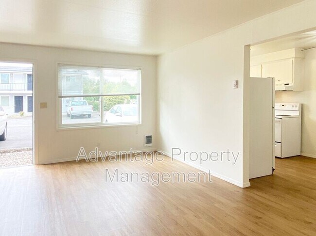 Building Photo - 339 Jackson St W