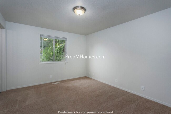 Building Photo - Quaint Ranch Style Home with Fenced Yard!