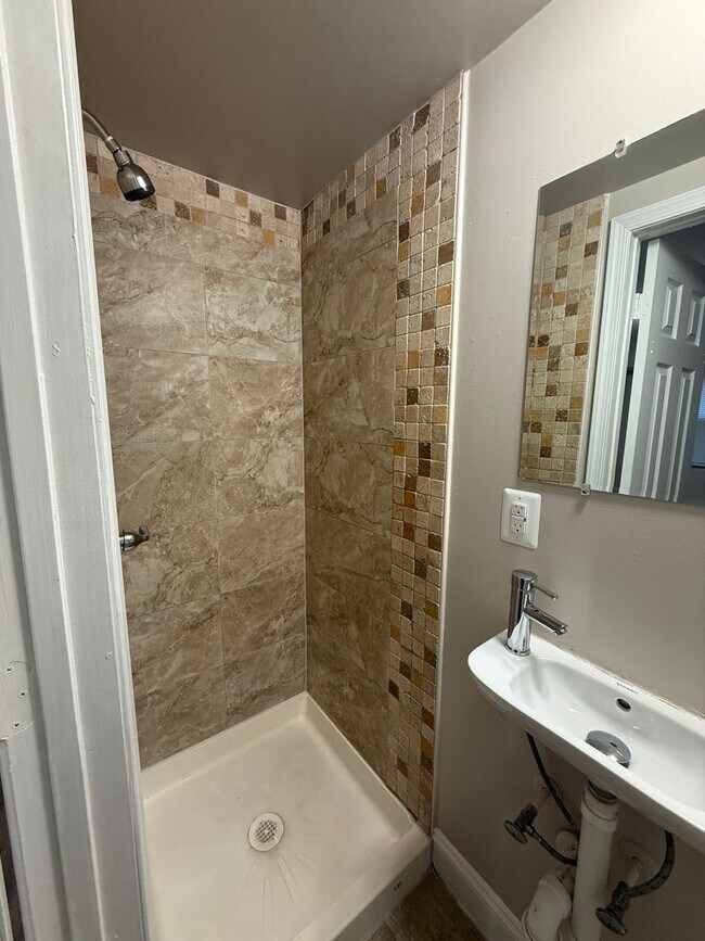 Building Photo - 312 Burbank St SE