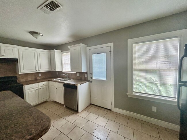 Building Photo - 3 bed 1 bath close to Texas Tech