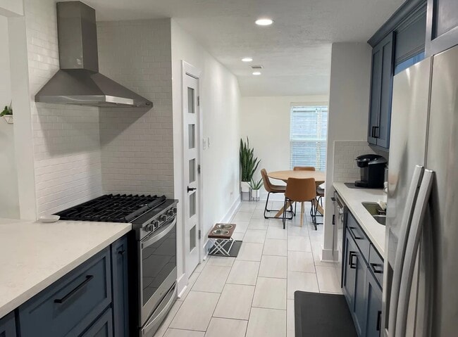 Building Photo - 2310 Hialeah Dr